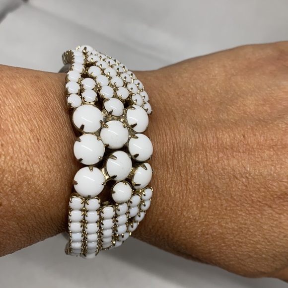 Vintage 1960’s milk glass clamper bracelet - Picture 4 of 11